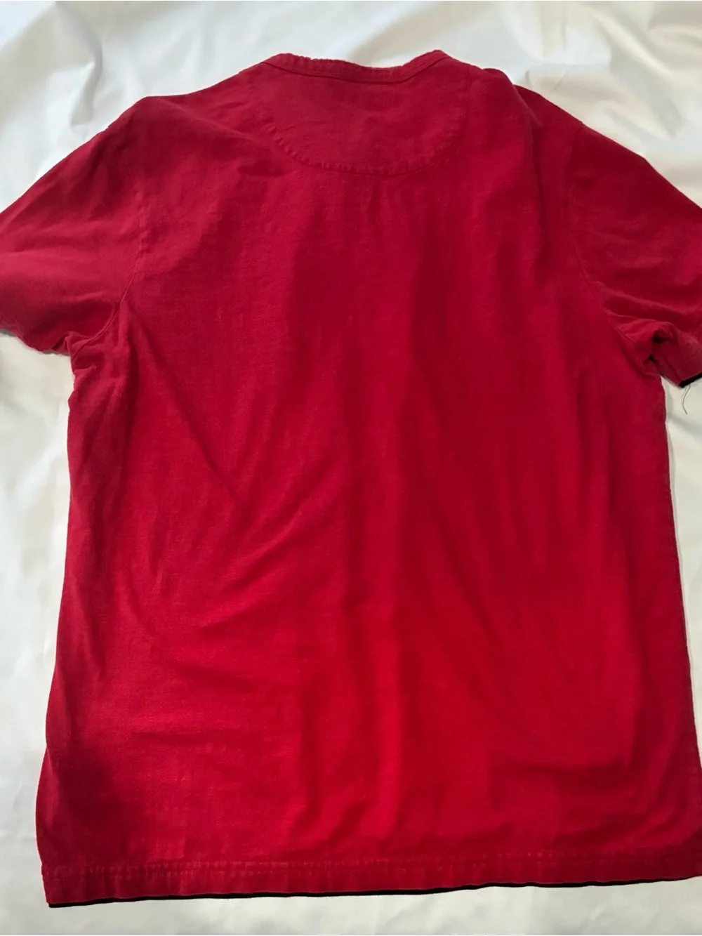 GUESS Red Short-Sleeve Henley Logo Tee - Picture 3 of 3